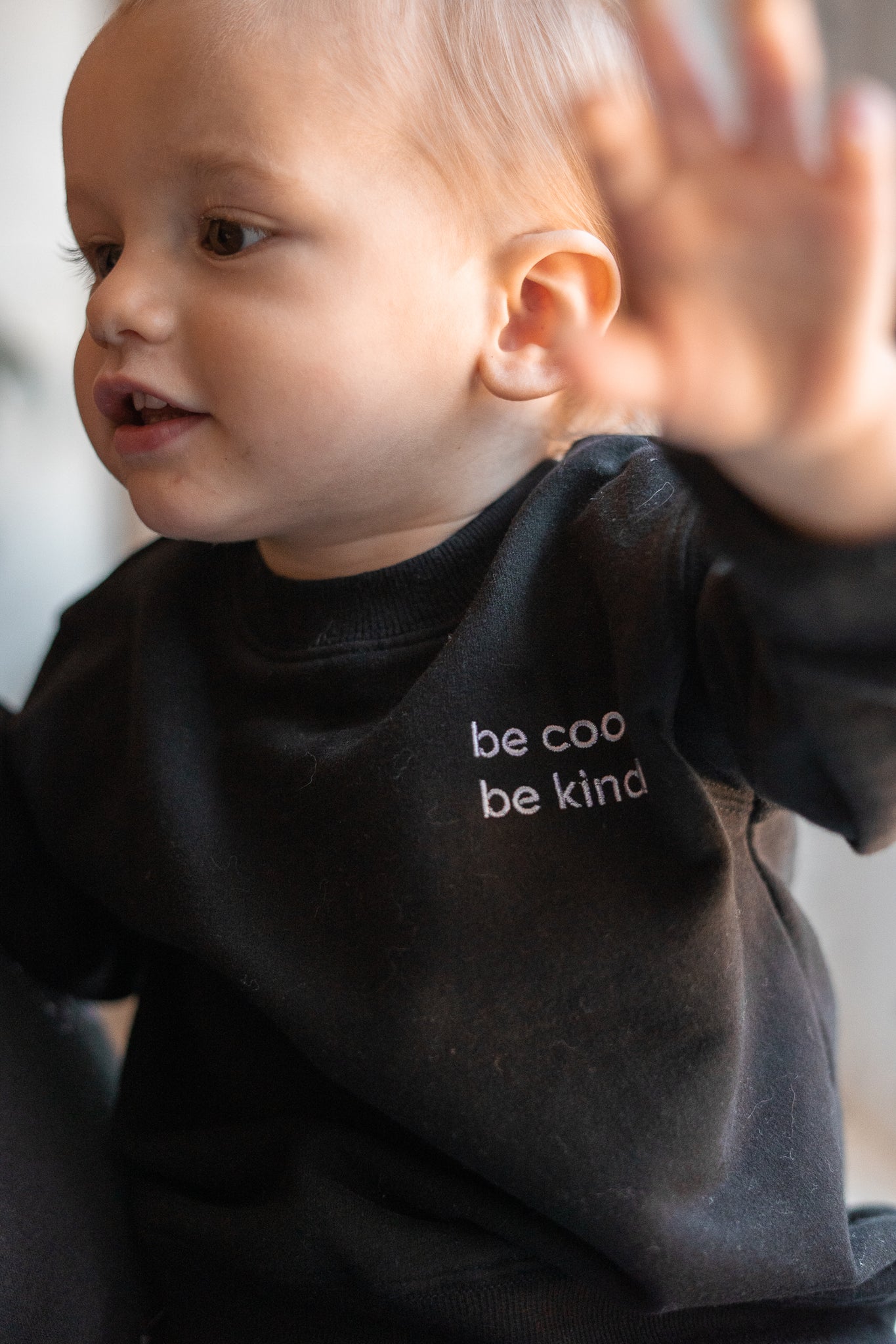 Crewneck « be cool, be kind » enfant